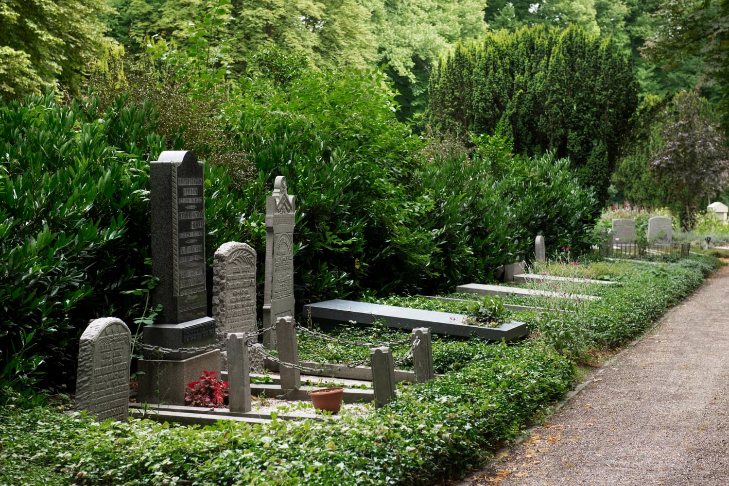 Caveau, columbarium, cavurne ou pleine terre : lequel choisir ?